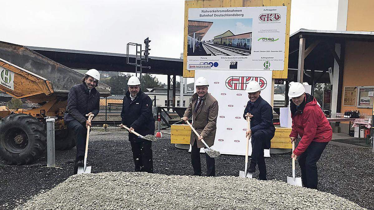 Trotz leichtem Regen fand der Spatenstich für den neuen Bahnhof in Deutschlandsberg statt