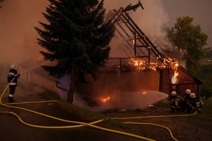 Als die Feuerwehrleute am Einsatzort eintrafen stand das Wirtschaftsgebäude bereits im Vollbrand.