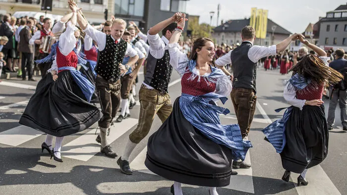 Bei strahlendem Sonnenschein und warmen Temperaturen wurde am Samstag der 655. St. Veiter Wiesenmarkt eröffnet.