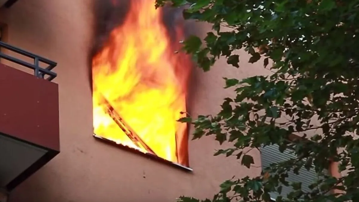 Bei einem Zimmerbrand im Salzburger Stadtteil Lehen wurden am Donnerstagabend mehrere Menschen verletz
