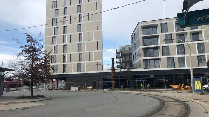 So sieht es jetzt aus. Der Grawe-Turm ist bereits fertig (links hinten). Die Wendeschleife für die Straßenbahn soll bleiben.