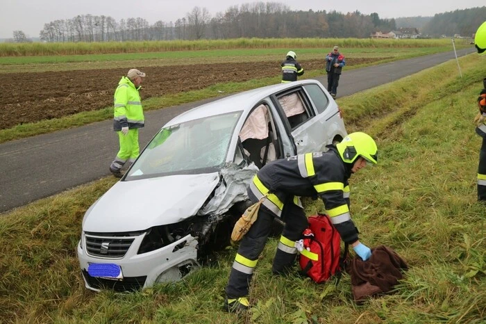 Der 44-jährige Lenker wurde unbestimmten Grades verletzt und vom Roten Kreuz ins LKH Hartberg gebracht.  