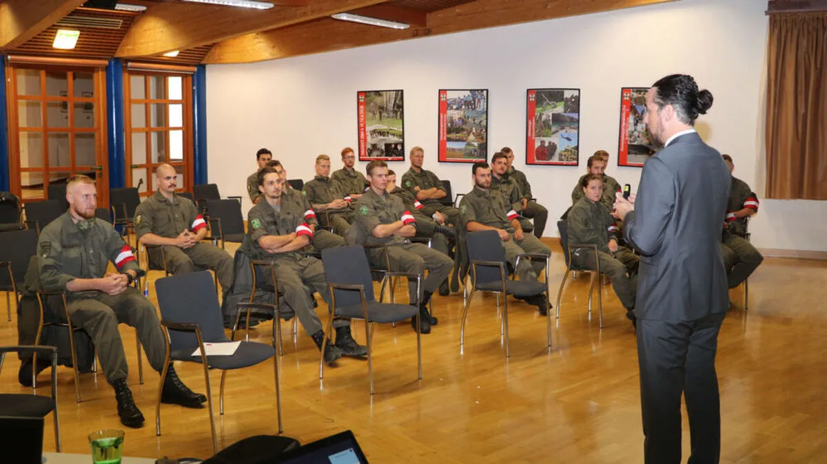 Die Soldaten bei der Schulung durch Bedienstete des Landes Tirol und der Leitstelle Tirol