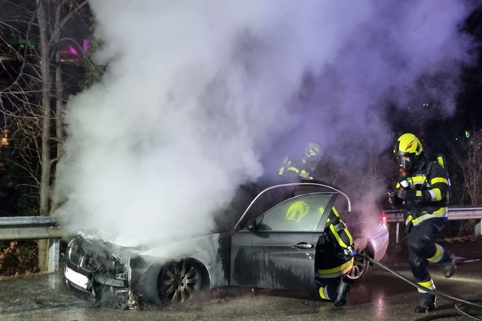 Nachdem das Feuer gelöscht war, wurden die ausgelaufenen Betriebsmittel gebunden.