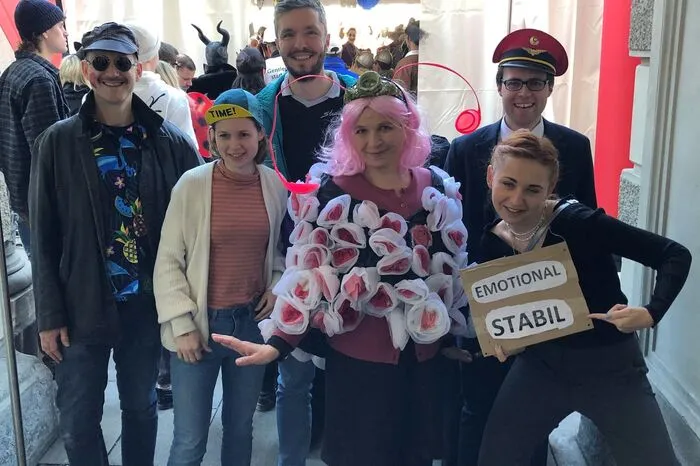 Vizebürgermeisterin Judith Schwentner erscheint als Blumenfee, frisch aus dem Garten. Die Verkleidungen ihres Teams fallen unter die Kategorie "dezent".