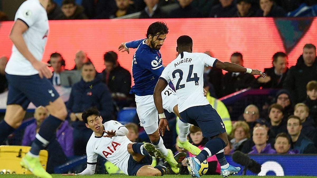 Dieses Foul hatte für Andre Gomes (blaues Dress) üble Folgen