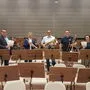 Musikschuldirektor Karl Hermann (mitte) und Stadtkapellen-Obmann Klaus Sundl (2.v.r.) mit  Stadtamtsdirektorin Carina Kreiner und den Vizebürgermeistern Marcus Gordisch und Franz Fartek im Orchestersaal