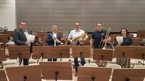 Musikschuldirektor Karl Hermann (mitte) und Stadtkapellen-Obmann Klaus Sundl (2.v.r.) mit  Stadtamtsdirektorin Carina Kreiner und den Vizebürgermeistern Marcus Gordisch und Franz Fartek im Orchestersaal