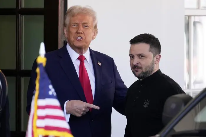 „Ein Diktator ohne Wahlen, Selenskyj sollte sich besser beeilen, oder er wird kein Land mehr haben.“
Mit einer wüsten Attacke auf den ukrainischen Präsidenten Wolodymyr Selenskyj auf seiner Onlineplattform Truth Social macht Trump am 19. Februar klar, dass die USA im Ukraine-Krieg eine Kehrtwende vollziehen. Er fordert Selenskyj zu Zugeständnissen auf dem Weg zu einem Ende des Ukraine-Krieges auf und nähert sich russischen Positionen an. Zu einem Eklat kommt es am 28. Februar, als Trump und sein Stellvertreter JD Vance den ukrainischen Präsidenten im Weißen Haus vor laufenden Kameras abkanzeln.