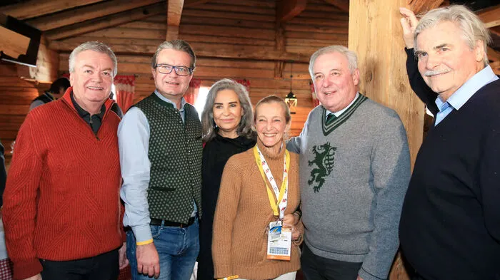 Es war die Wiederaufnahme einer alten Tradition: LH Hermann Schützenhöfer lud nach ein paar Jahren wieder zum Landes-Empfang. Auf der Schafalm dabei: Vize-LH Anton Lang, Landesrat Christopher Drexler, Schauspielerin Brigitte Karner, ORF-Fernsehdirektorin Kathrin Zechner, Schützenhöfer und Schauspieler Peter Simonischek