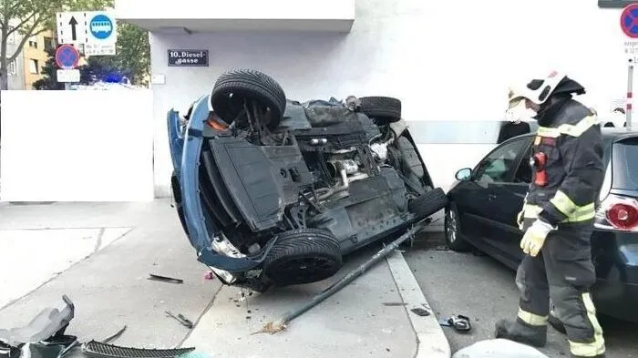 Das Auto kam in der Dieselgasse auf dem Dach zu liegen