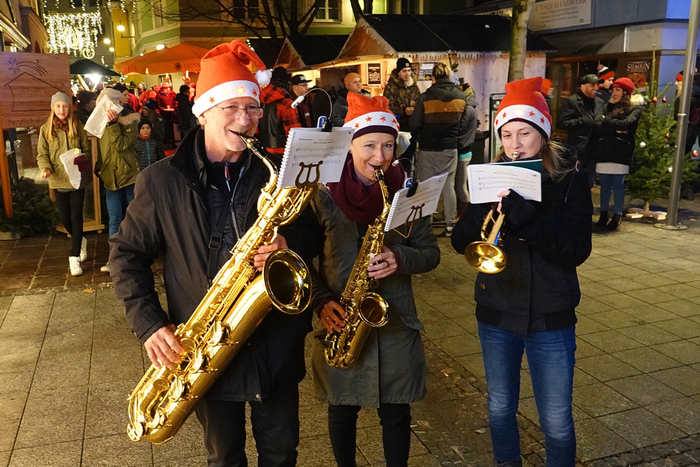 Dafür sorgen auch Musikgruppen mit Advent- und Weihnachtsliedern.