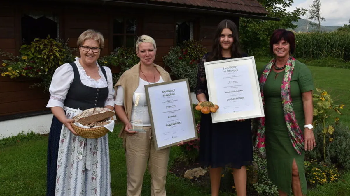 Landesbäuerin Gusti Maier, die beiden Landessiegerinnen Susanne Weber und Anna Zenz, Verkostungs-Chefin Eva-Maria Lipp