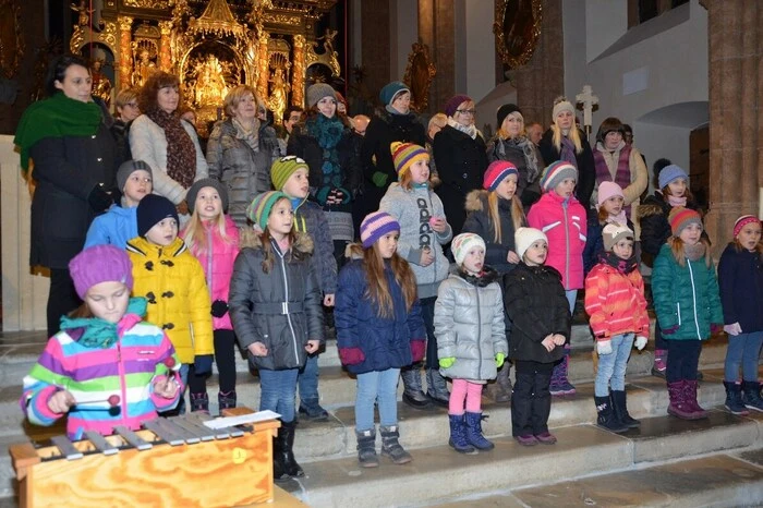 „Gedanken zum Advent“ sprach zwischen den Beiträgen Pfarrer Pater Alfred Eichmann.