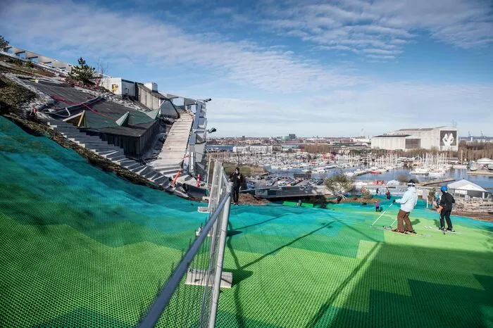 CopenHill heißt das Projekt, das den Sportfreunden unter den Kopenhagenern eine Alternative zu aufwendigen Skireisen ins Ausland bieten soll.