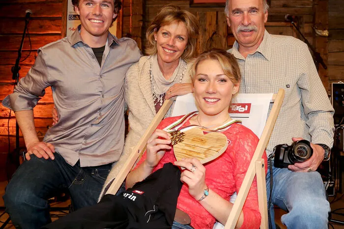 Mikaela Shiffrin mit Bruder Taylor, Mama Eilleen und Vater Jeff (mittlerweile verstorben)
