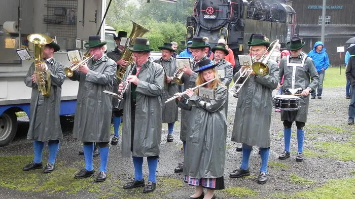 Der Musikverein Vordernberg spielte der Erzbergbahn ein Geburtstagsständchen