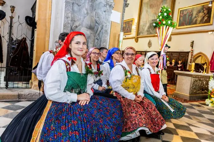 Nach dem Hochamt in der Stadtpfarrkirche ging es weiter auf den Rathausplatz