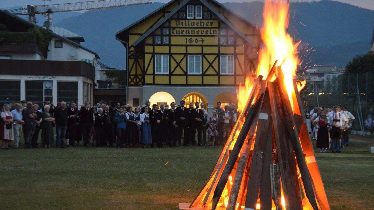 Zahlreiche Gäste kamen zur Sonnwendfeier am Gelände des Villacher Turnvereins