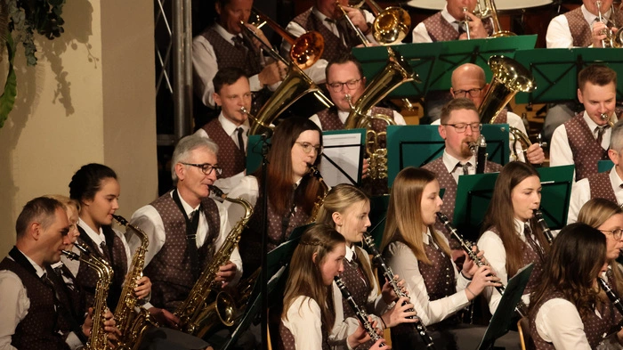 Unter der Leitung von Kapellmeister Andreas Gollner begeisterten 62 aktive Musikerinnen und Musiker das Publikum mit einem abwechslungsreichen Programm.