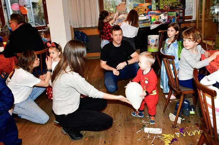 In bunten Verkleidungen tummelten sich die Kinder nicht nur auf der Tanzfläche, sondern hatten auch beim Basteln jede Menge zu tun.