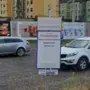 Der Privatparkplatz ist als solcher gekennzeichnet, von der Straße ist das aber oft nicht klar erkennbar