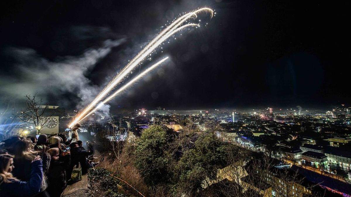 Feuerwerk über Graz in der Silvesternacht