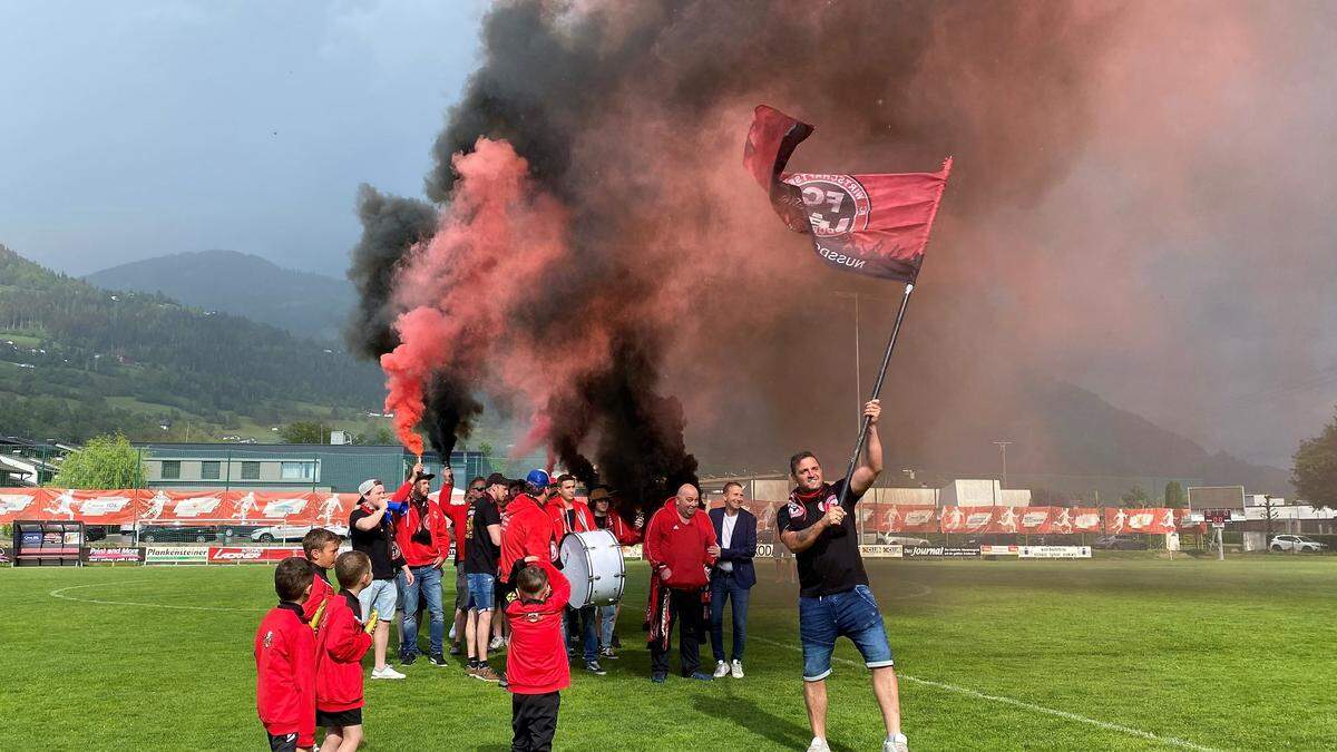 Der Fanclub „Rote Teufel“ fegte mit schwarz-roten Rauchwolken über den Platz