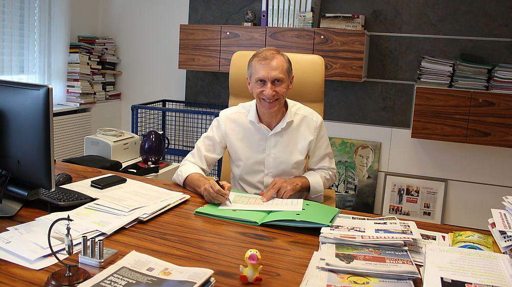 Arbeiterkammer-Präsident Josef Pesserl an seinem Schreibtisch, an dem Gummiente und Kleine Zeitung nicht fehlen dürfen 