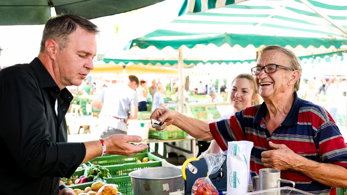 Käferbohne pur? Andreas Babler macht den Geschmackstest am Lendplatz in Graz 