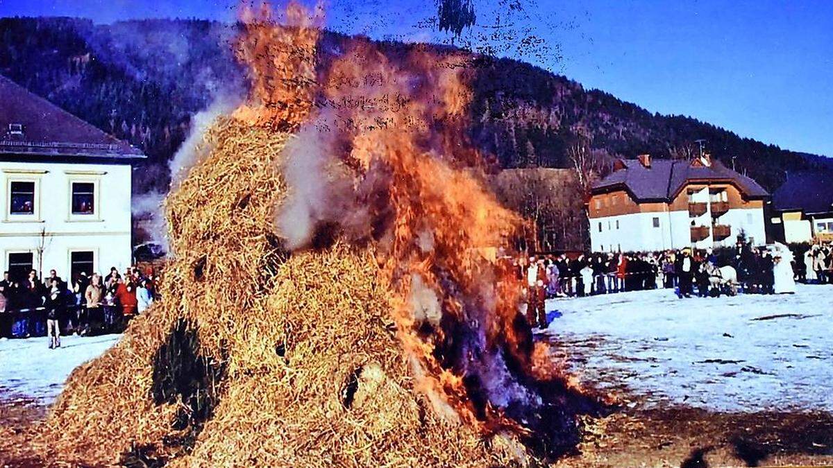 Der Höhepunkt: angezündete Hütte des Steuerberger Bären