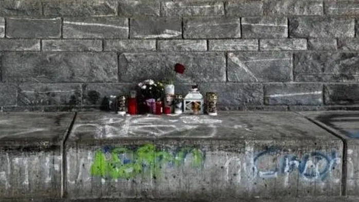 Blumen unter der Draubrücke erinnern an den Tod der jungen Frau