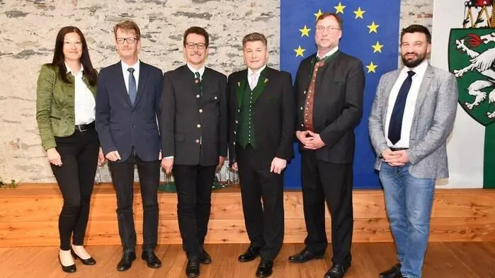 Der neu gewählte Gemeinderat der Marktgemeinde Neumarkt (ÖVP 9, SPÖ 5, FPÖ 4, Wir 2, Grüne 1) trat am Donnerstagabend im Raiffeisensaal zu seiner konstituierenden Sitzung zusammen. Dabei wurden die Gemeinderäte angelobt und der Vorstand (Bild) gewählt. 