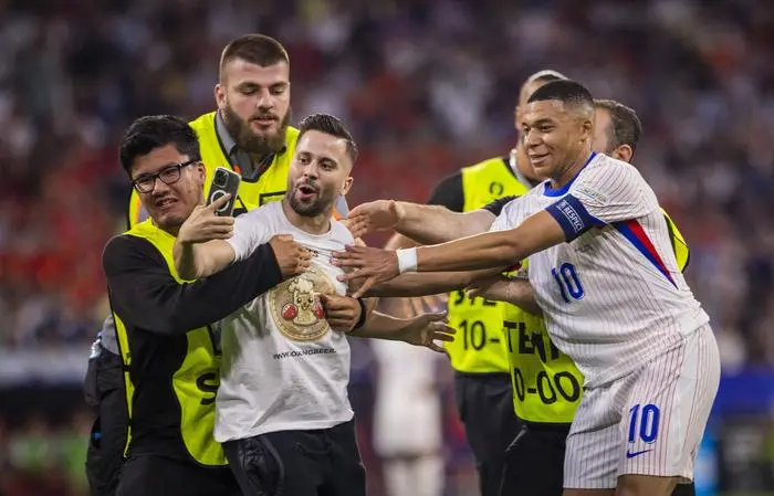 Sport Bilder des Tages Munich, Germany. 09th Jul 2024. Speedster takes a selfie with Kylian Mbappe FRA and is stopped by stewards Spain - France Spanien - Frankreich 09.07.2024 *** Munich, Germany 09th Jul 2024 Speedster takes a selfie with Kylian Mbappe FRA and is stopped by stewards Spain France Spain France 09 07 2024