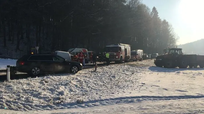 Am Freitag kollidierten auf der L 615 zwischen Gleinstätten und Großklein ein Klein-Lkw und ein Traktor.