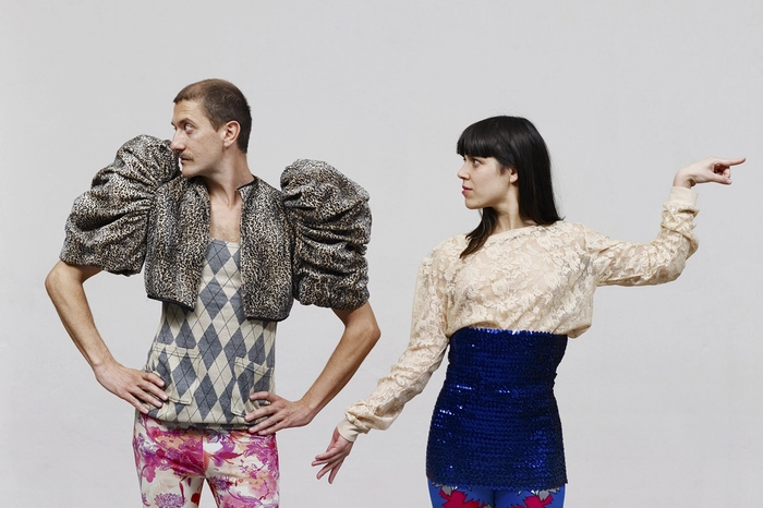 The loose collective. Das Performanceduo Marta Navaridas und Alex Deutinger erobert die Welt. 