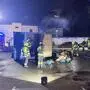 Feuerwehrleute vor einem rauchenden Container | In dem Container war eine Sauerstoffflasche gelagert, die geborgen und gekühlt wurde