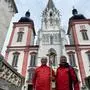 Norbert Hutter (links) und Franz Quendler vor der Basilika in Mariazell