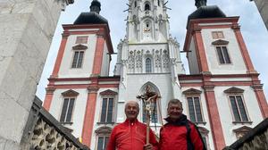 Norbert Hutter (links) und Franz Quendler vor der Basilika in Mariazell