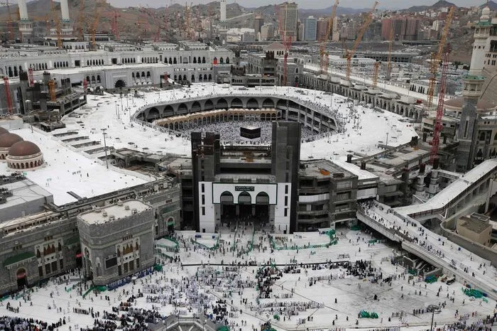 Alle Pilger besuchen die Große Moschee, in deren Mitte sich die Kaaba befindet, ein riesiger, mit einem schwarzen Vorhang (Kiswa) umhüllter Kubus, in dessen Seite der "schwarze Stein", ein Meteorit, eingemauert ist.