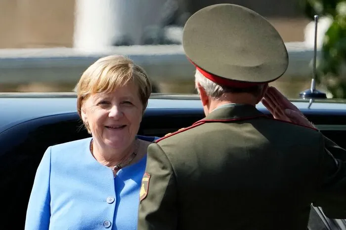 Sprechen wollen Merkel und Putin auch über die umstrittene russisch-deutsche Ostseepipeline Nord Stream 2, die noch in diesem Monat fertiggestellt werden soll. Themen dürften neben dem Ukraine-Konflikt nicht zuletzt die Lage in Afghanistan und in Belarus sein.