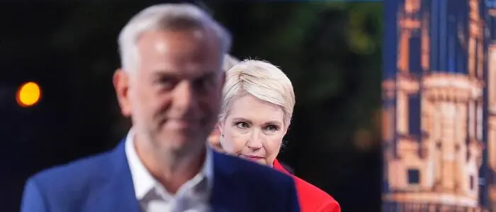 Leif-Erik Holm von der AfD feiert den Sieg in  Mecklenburg-Vorpommern. Im Hintergrund: Ministerpräsidentin Manuela Schwesig, SPD