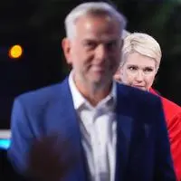 Leif-Erik Holm von der AfD feiert den Sieg in  Mecklenburg-Vorpommern. Im Hintergrund: Ministerpräsidentin Manuela Schwesig, SPD