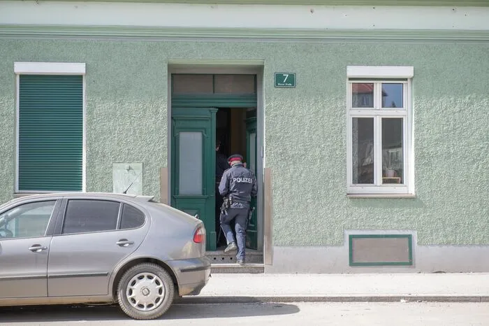 ... Polizisten gingen von Haus zu Haus und informierten die Bevölkerung ...