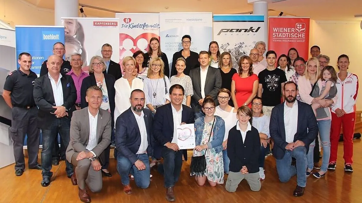 Vertreter von Gemeinde und Vereinsleben im Kulturzentrum