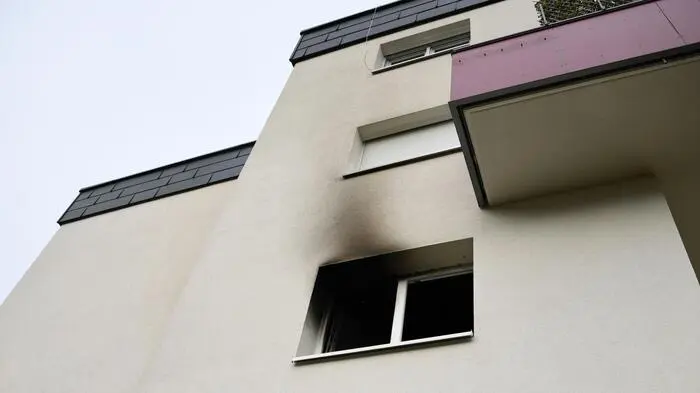 Eine Frau wurde lebensgefährlich verletzt ins Universitätsklinikum St. Pölten eingeliefert, teilte Polizeisprecher Johann Baumschlager mit. Das Motiv für die Tat war vorerst nicht bekannt.