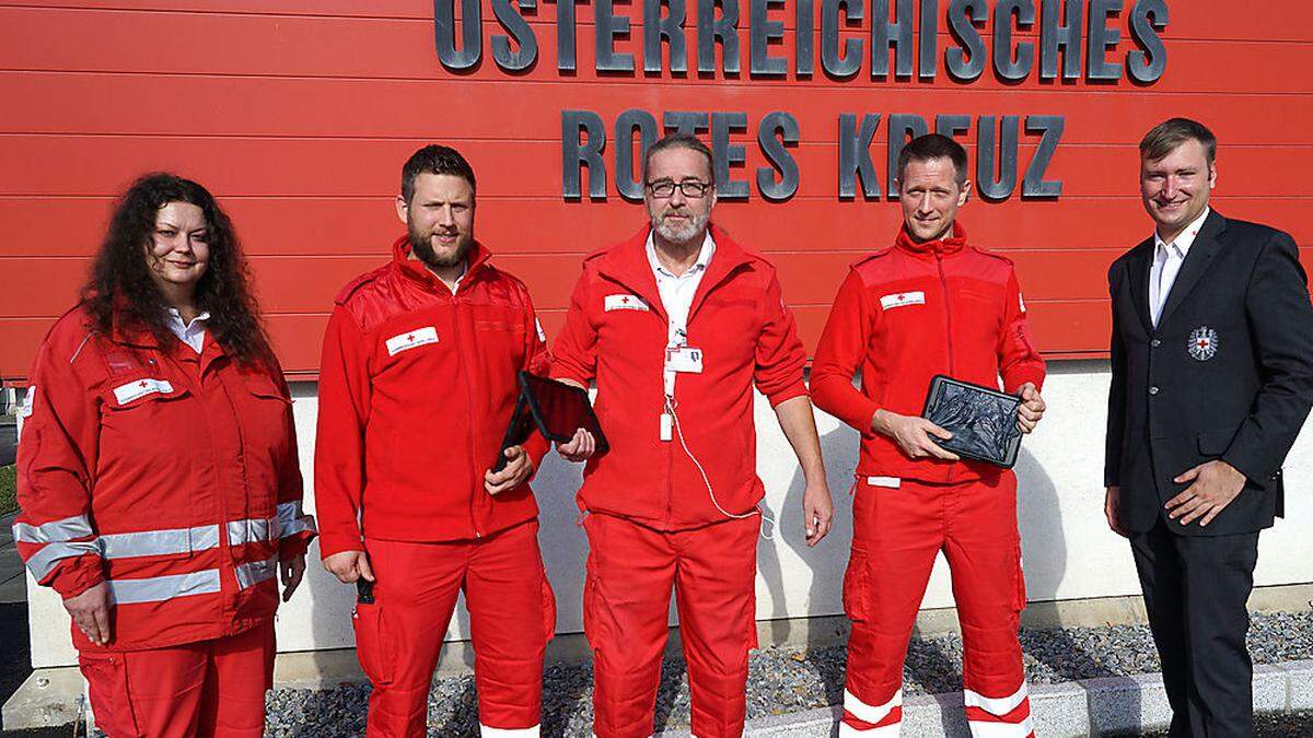 Johann Ritl (Bildmitte) mit seinem Werber-Team mit Rotkreuz-Bezirksgeschäftsführer Matthias Habersberger (re.)