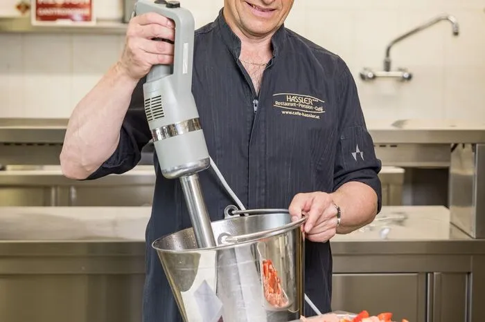"Unser Eis wird seit 55 Jahren selbst produziert und von unserem Konditormeister Hannes Hassler liebevoll zubereitet", erklärt Christa Hassler vom gleichnamigen Café in Berg. Die Eissaison wurde bereits eröffnet und es sind vor allem die Klassiker wie Schoko, Vanille, Erdbeere, Stracciatella oder Joghurt-Waldbeere, die die Gäste anlocken. 16 Sorten gibt's in der Hochsaison, eine Kugel kostet 1,40 Euro.