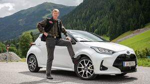 Cheftester Walter Röhrl mit dem Toyota Yaris Hybrid: „Geniales Konzept.“