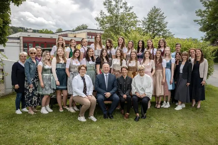 In der 5B-Klasse der Bafep Mureck ist die Matura für folgende Maturantinnen erfolgreich über die Bühne gegangen: Elisabeth Blaß, Sophie Frühwirth, Lea Carina Gauper, Valentina Gollmann, Larissa Haas, Leonie Haas, Katharina Hanny, Yvonne Hödl, Ina Luisa Kerngast, Sandra Knoller, Julia Maierhofer, Hannah Oswald, Valentina Dorothea Passenegg, Marie Poschauko-Schlager, Sofie Proneg, Lena Sailer, Gloria Vanessa Schaden, Johanna Schrank, Ellena Sömen und Hanna Ziesler